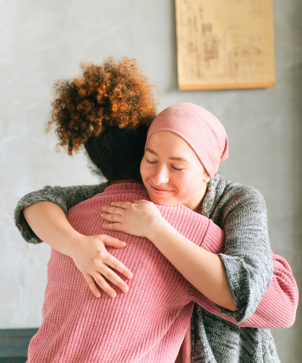 Deux femmes de différentes cultures qui se font un calin